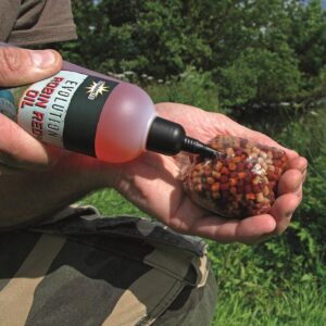 Dynamite Baits Evolution Oil Citrus 300 ml - obrazek 3